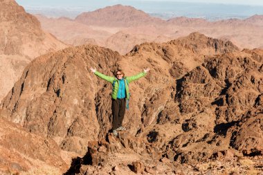Kadın Hiker sırt çantası ile zevk çöl görünümünde