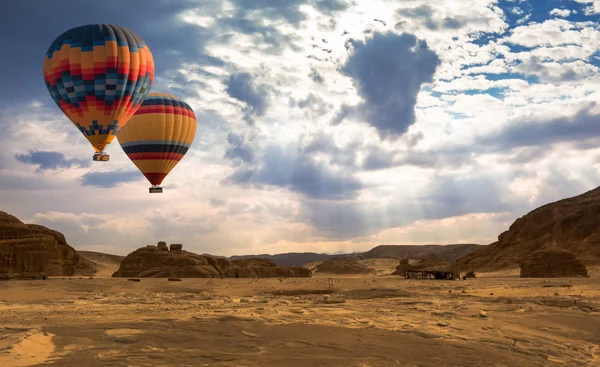 Viaje en globo aerostático por el desierto — Foto de Stock