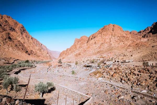 Paisaje egipcio, pueblo beduino en el desierto —  Fotos de Stock