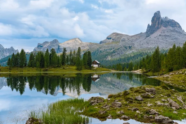 Summer Federa lake with Dolomites peak, Cortina DAmpezzo, Dolomites, Itália — Fotografia de Stock