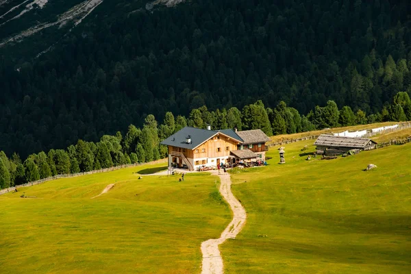 Bela paisagem montanhosa de rifujio Brogles em Dolomites Itália — Fotografia de Stock