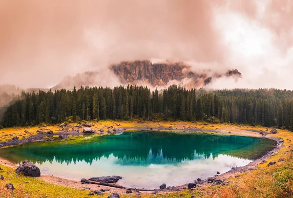 Lago Carezza ou Lago di Carezza, Karersee em Dolomitas Alpes. Tirol do Sul Itália — Fotografia de Stock