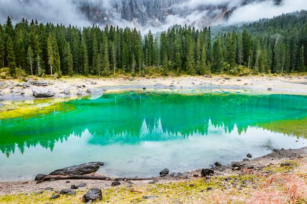 Jezioro Carezza lub Lago di Carezza, wycieczki w Alpy Dolomity. Południowy Tyrol, Włochy — Zdjęcie stockowe