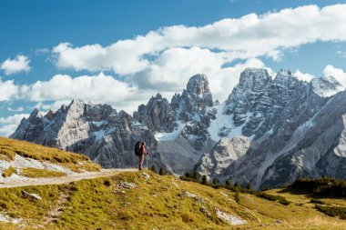 Alp Dağları önünde uzun yürüyüşe çıkan kimse