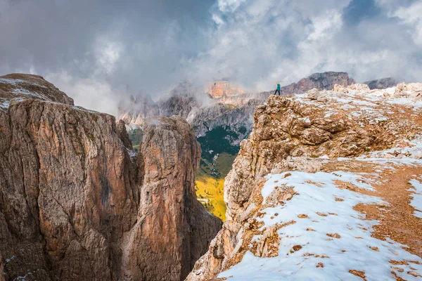 Woman on top rock Dolomites, Sella Ronda — Stock Photo, Image