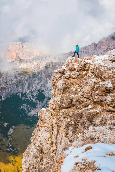 Woman on top rock Dolomites, Sella Ronda — Stock Photo, Image