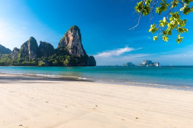 Krabi Tayland 'daki Railay plajı. Asya
