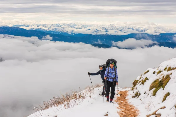 Mujeres senderismo en las montañas — Foto de Stock