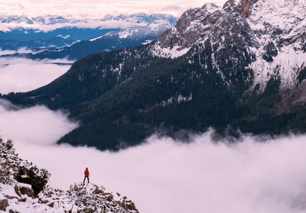 Vrouw op de bergtop tegen prachtige bergen reizen succes — Stockfoto