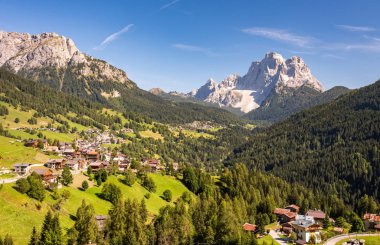 Tipik köy manzara modunda Dolomites, İtalya