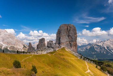 Yaz görünümü Cinque Torri, Dolomiti Alpler, İtalya Alto Adige, South Tyrol