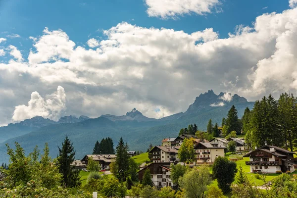 Centro turístico alpino en las montañas Dolomitas Cortina D Ampezzo, Tirol del Sur Italia Europa —  Fotos de Stock