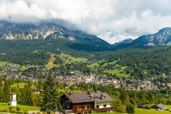 Alpine resort in Dolomites mountains Cortina D Ampezzo, Tirol do Sul Itália Europa — Fotografia de Stock