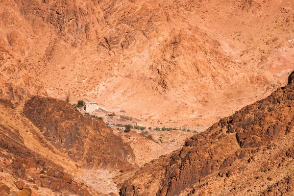Paesaggio egiziano, villaggio beduino nel deserto — Foto Stock