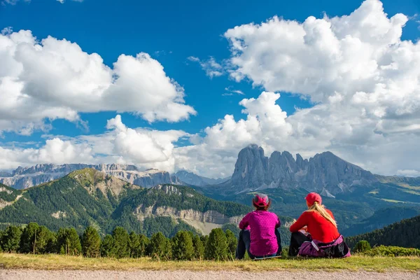 Sporty Young woman friends on mountain trail Dolomites Mountains, Italie — Photo