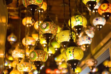 Lambalar kapalı çarşı Istanbul'da çok renkli