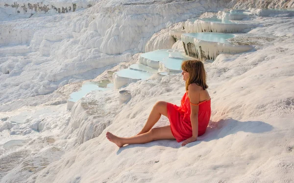 Pamukkale Natuurlijk Zwembad Met Blauw Water Meisje Het Rood Turkije — Stockfoto