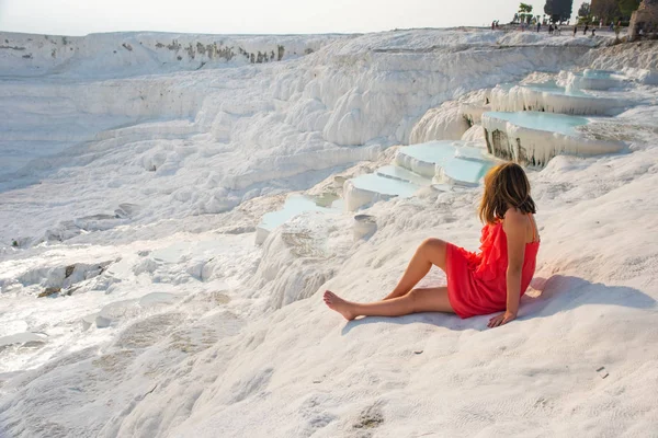 Pamukkale, natuurlijk zwembad met blauw water en meisje, Turkije — Stockfoto