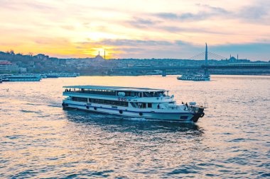 Haliç Istanbul'daki turist teknede günbatımı, Türkiye