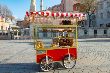 Simits ile Istanbul'da Türk simit arabası