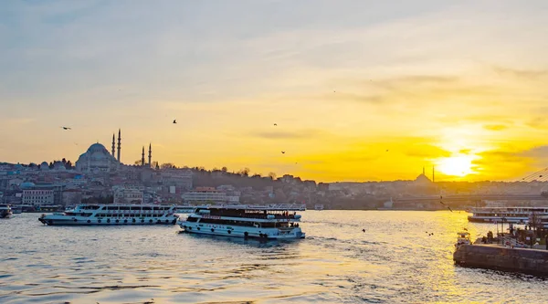 Turis perahu di Golden Horn Istanbul saat matahari terbenam, Turki — Stok Foto