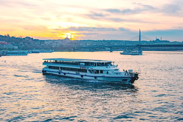 Bateau touristique à Golden Horn Istanbul au coucher du soleil, Turquie — Photo