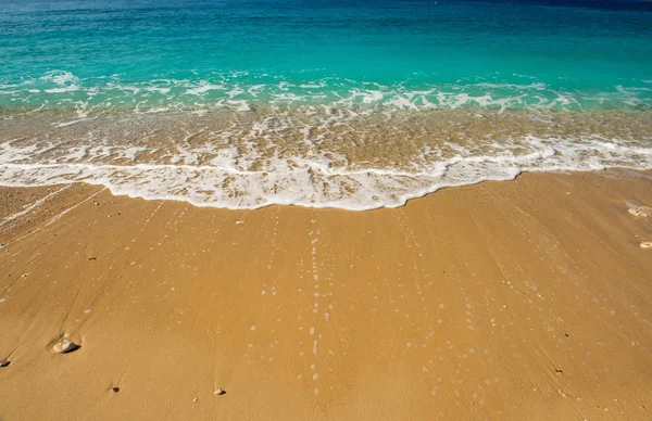 Un val moale de ocean albastru pe plaja de nisip. Contextul — Fotografie, imagine de stoc