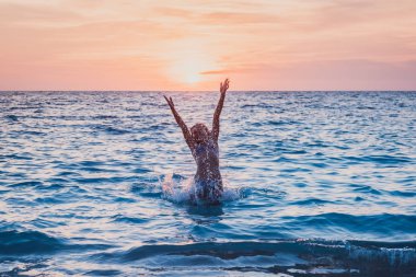 Denizde oynayan mutlu çocuk