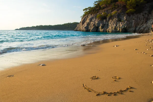 Smiley som skrivit på sandstranden — Stockfoto