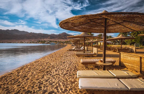 Relaks pod parasolem na plaży Morza Czerwonego Egipt — Zdjęcie stockowe
