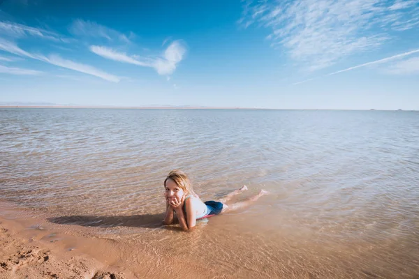 Menina na bela praia do oceano — Fotografia de Stock