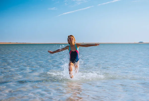 Little girl playing on beautiful ocean beach — Stock Photo, Image