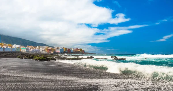 Kolorowe domy Punta Brava plaży Jardin w Puerto de la Cruz na Teneryfe, Kanaryjskie — Zdjęcie stockowe