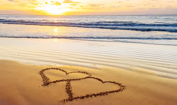 De dag van Valentijnskaarten op strand — Stockfoto