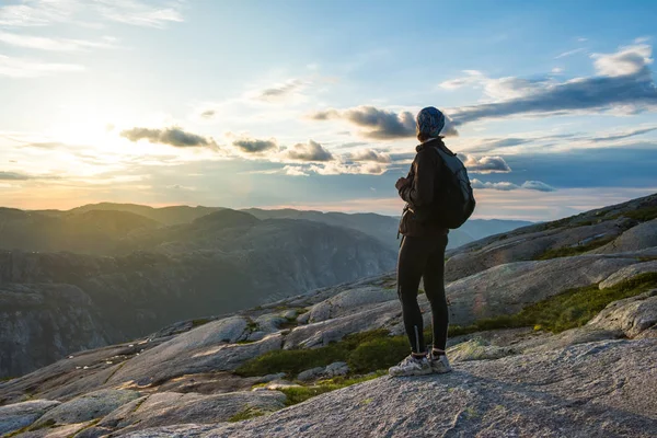 Mujer exitosa silueta de senderismo en las montañas, motivación e inspiración en la puesta del sol — Foto de Stock