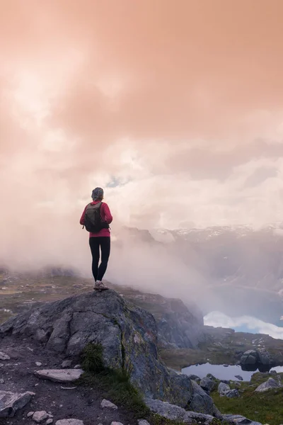 Vandrare Bergets Topp Sport Och Aktivt Liv Konceptet Trolltunga Norge — Stockfoto