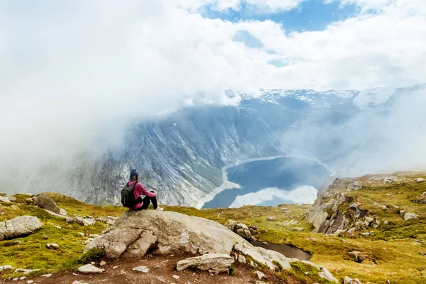 山の上にハイカー スポーツ アクティブ ライフ コンセプト Trolltunga ノルウェー — ストック写真