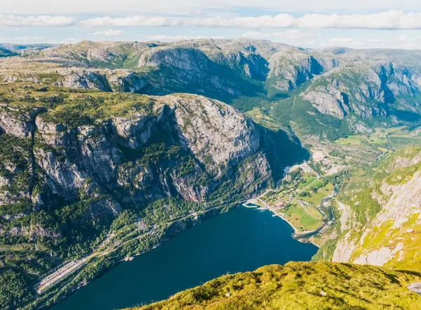 Norsk fjord och fjäll på sommaren. Lysefjord, Norge — Stockfoto