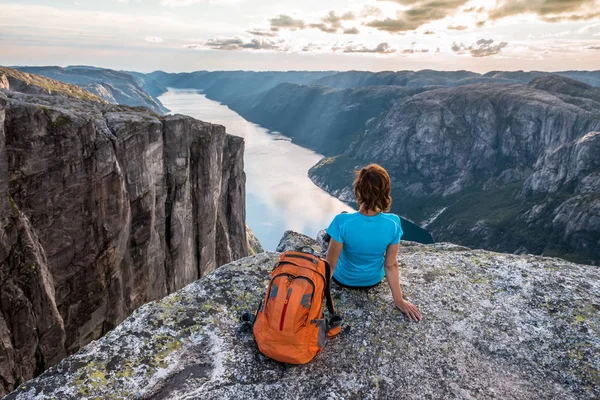 Женщина на вершине горы недалеко от норвежского города Кьерагболтен . — стоковое фото