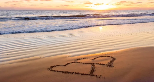 Walentynki Słonecznej Plaży Dwa Serca Rysowane Piasku Pojęcie Miłości — Zdjęcie stockowe