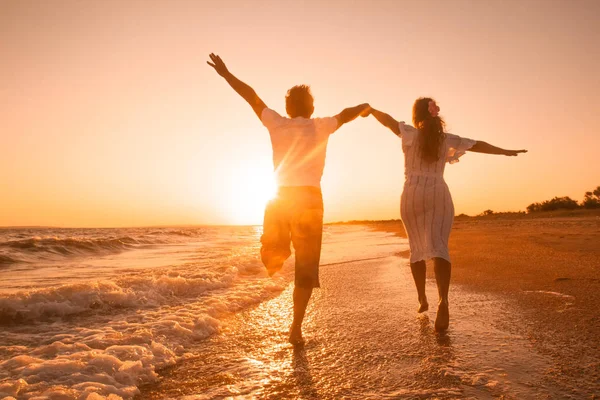 Couple Heureux Courant Sur Plage Coucher Soleil — Photo