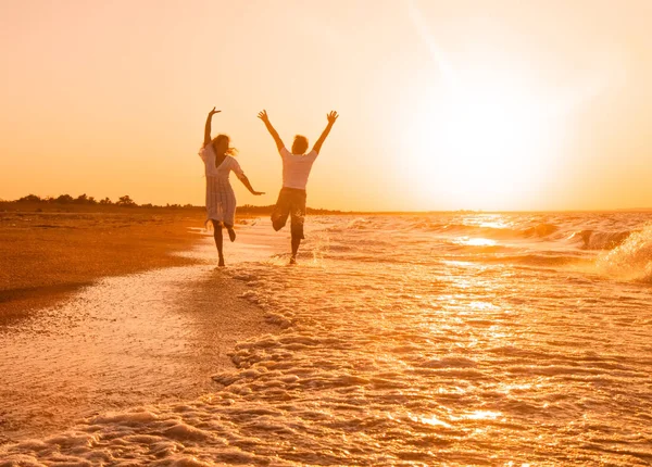 Casal Feliz Correndo Praia Pôr Sol — Fotografia de Stock