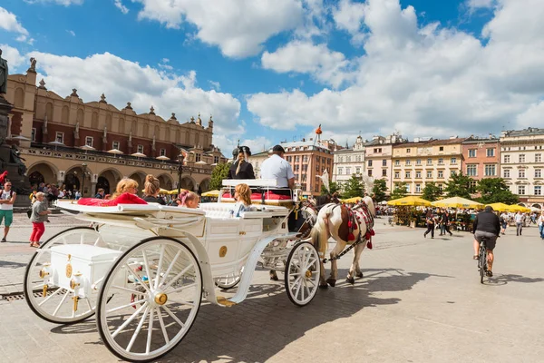 クラクフ、ポーランド - 2018 年 7 月 5 日: 馬およびキャリッジはポーランド、クラクフの観光客を運ぶ — ストック写真