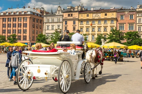 KRAKOW, POLÓNIA - 05 de julho de 2018: um cavalo e uma carruagem transportam turistas em Cracóvia, Polônia — Fotografia de Stock