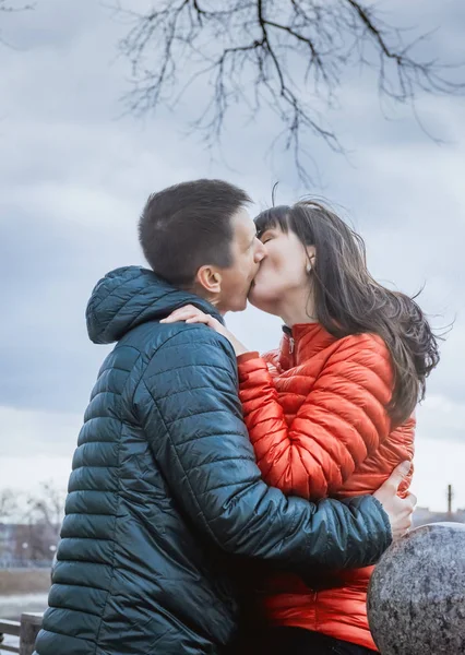 Liebespaar mittleren Alters küsst sich auf der Straße — Stockfoto