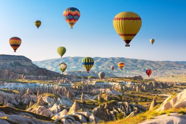 Kapadokya, Türkiye üzerinde uçan sıcak hava balonları