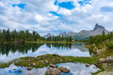 Yaz Federa Gölü ile Dolomites tepe, Cortina Dampezzo, Dolomites, İtalya