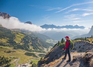 Aktif yürüyüşçü yürüyüşü, manzaranın tadını çıkarmak, Dolomites dağlarının manzarasına bakmak.