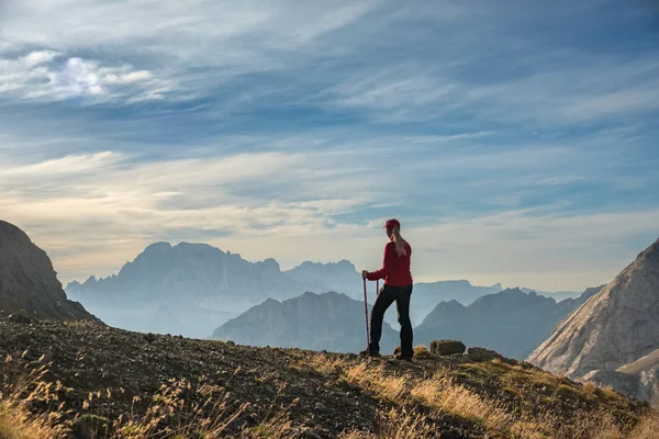 Sportliche junge Frau auf Bergpfad Dolomiten Berge, Italien — Stockfoto