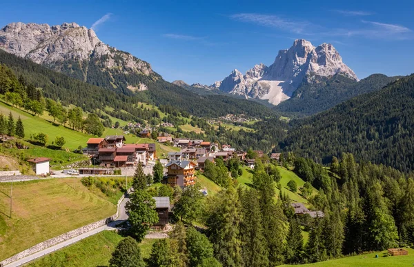 Paisaje típico de pueblo en Dolomitas, Italia — Foto de Stock